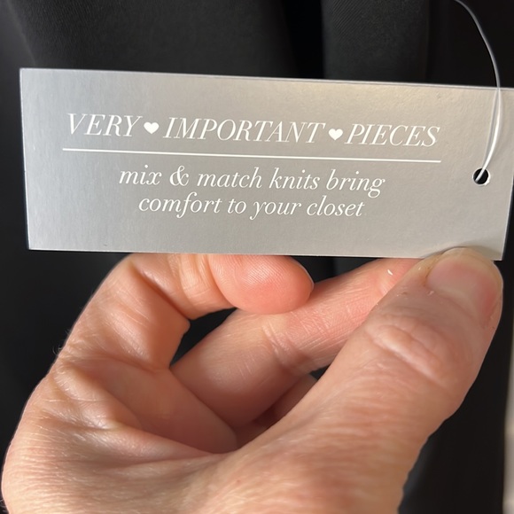 Woman’s Avenue Top Black Short Sleeve With White Flower Design Size 24W - Picture 6 of 8